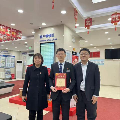 【力量时刻】荣耀榜样 激励前行---王楠副行长前往网点颁发力量时刻