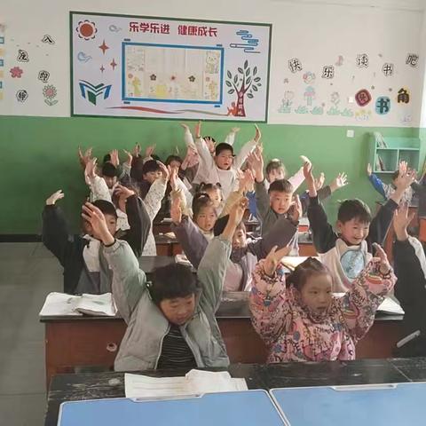 【十里铺中心小学李珊珊】“指舞飞扬展风采 动感课桌舞起来”—— 十里铺中心小学学校课前律动操