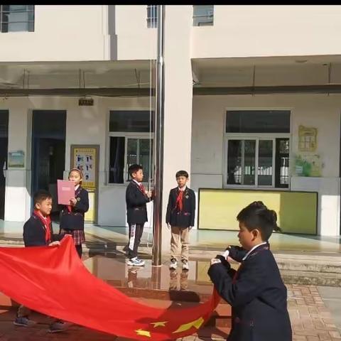 二（六）中队主持潜山路学校升旗仪式