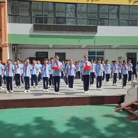 母爱如海 感恩同行——中华桥小学五（6）中队升旗仪式