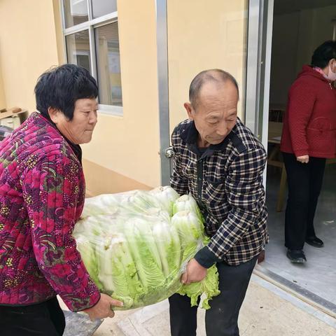 莱商银行帮扶高庄街道郭家园村村民收白菜