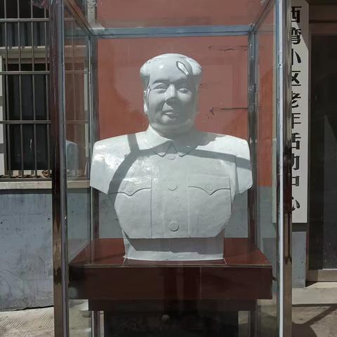 敬护伟人塑像焕新颜 欢聚一堂共叙家乡情 ——西窑头社区提质红色阵地、欢聚邻里乐享温情