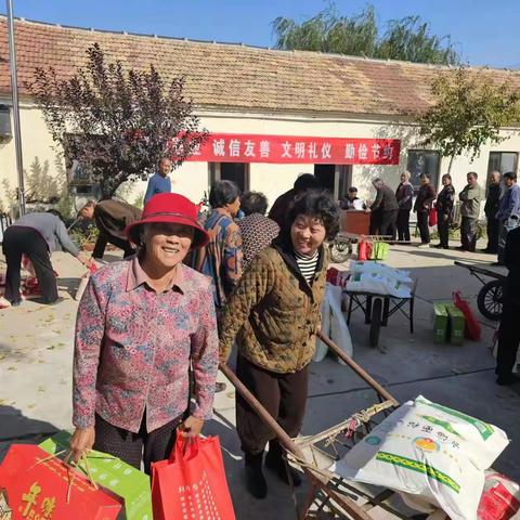 岭子镇槲林村：九九重阳节 浓浓敬老情