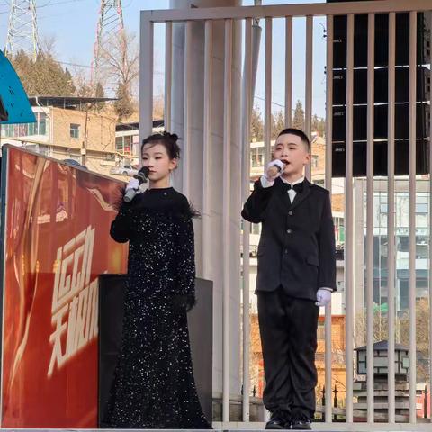 国旗之下启新程 ﻿习惯星光照未来 ——柳林县上海实验小学三年级四班新学期升旗仪式纪实