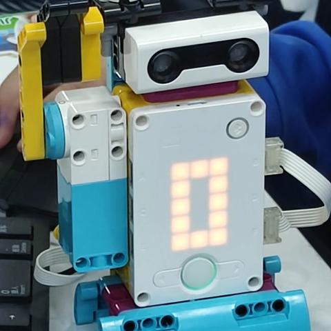 招财猫——武汉市光谷第九小学乐高SPIKE课