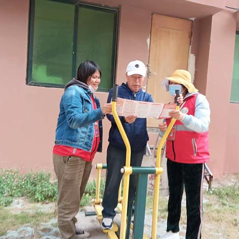 八所镇滨海社区网格员开展防范养老诈骗宣传活动
