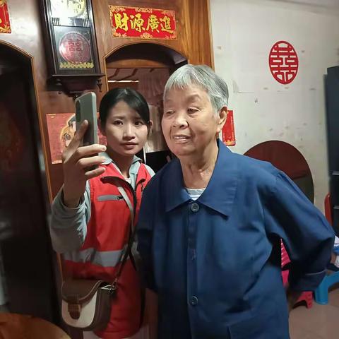 八所镇滨海社区网格员入户开展高龄老人补贴认证工作