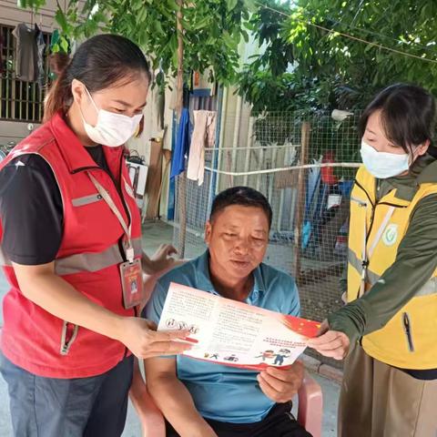 八所镇滨海社区网格员开展扫黑除恶宣传活动