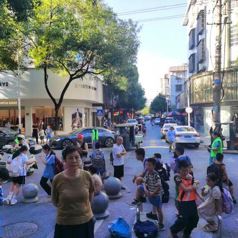 三完小283班义工执勤