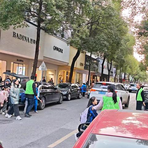 283班义工日：街道上的荧光绿风景线