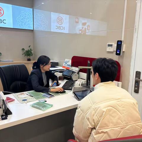 全市首张外国人工作许可证和社会保障集成实体卡发放成功