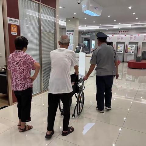 丰泽湖心街支行为老年客户提供绿色通道服务