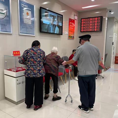 丰泽湖心街支行为行动不便老人提供有温度服务