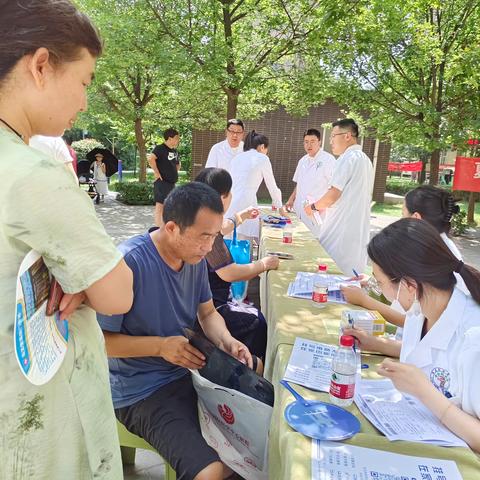 夏风送暖，爱心义诊与社区助餐活动宣传