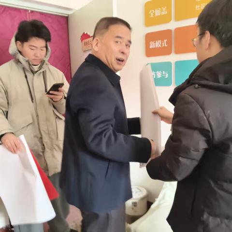 黎侯镇东关社区：春联年画送功臣 军民同心迎新春