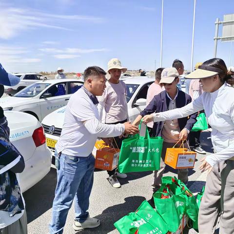 炎炎夏日，格尔木寰宇出租车 公司工会为一线员工送清凉