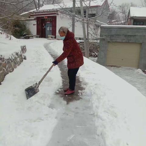 菊花之乡茶店开展扫雪除冰保证道路畅通行动