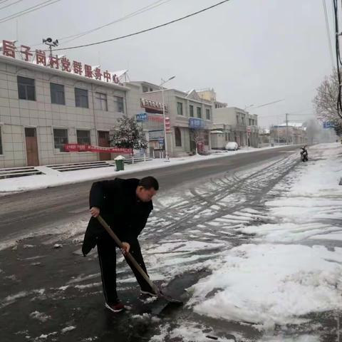 破冰除雪齐上阵，情满冬日暖人心