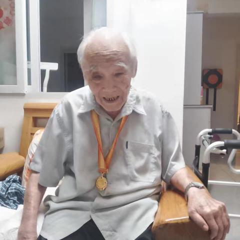 八十载峥嵘 薪火永流传 ——通辽市分行离休老同志董忠义荣获“中国人民抗日战争胜利80周年”纪念章