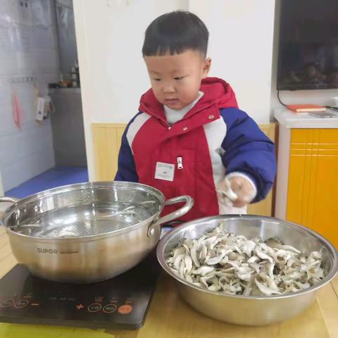 品尝美味蘑菇汤