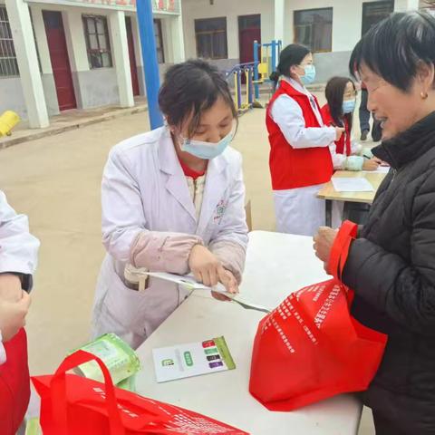 双泉卫生院 开展“垃圾分类来‘敲门’ 因‘渭’有你更精彩”主题宣传活动