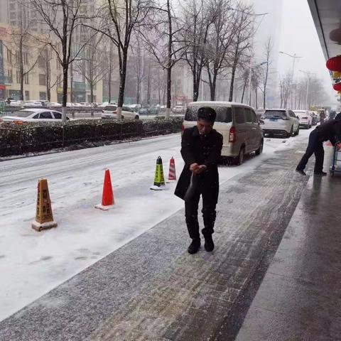 【皖美工行服务】东陈岗支行全员除雪除冰暖人心