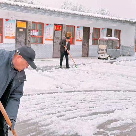 暴雪过后的暖心行动：石庙社区党旗飘扬清雪一线