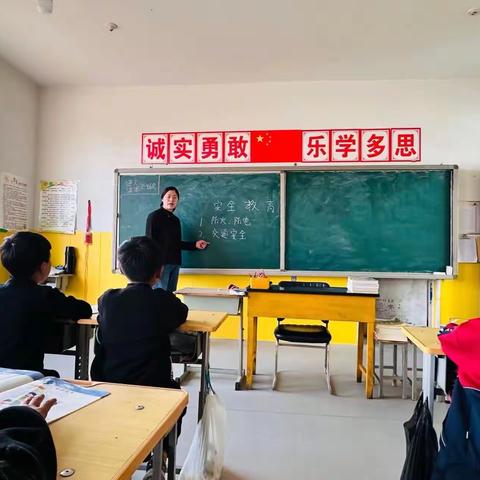 防踩踏筑安全——高庄小学防踩踏安全演练