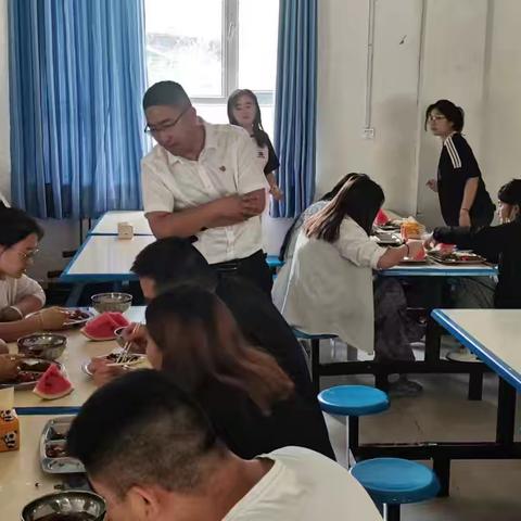 食堂进校园 服务入民心--和田市托万阿热勒小学党支部教职工食堂开餐啦！