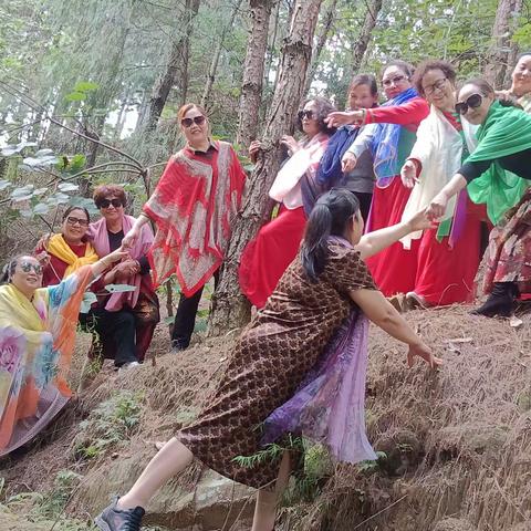 一群狂疯子，夕阳红更灿烂。