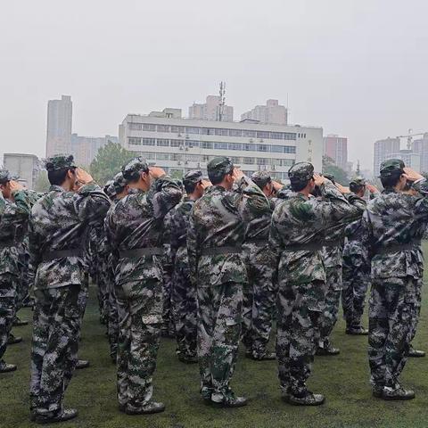 雨幕里的迷彩： ﻿骤降秋凉中的新生成长礼