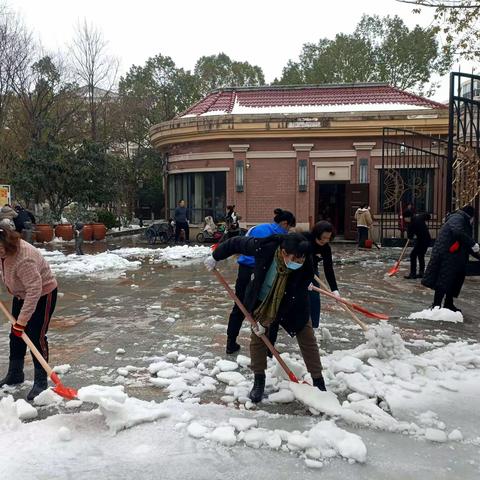 警民齐心除冰雪，元宵佳节保开学