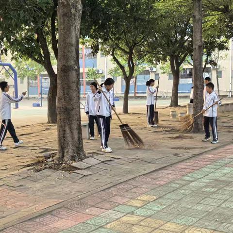 弯腰拾文明，校园更亮丽——我校志愿者开展清洁校园志愿服务行动