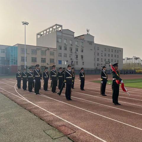 管理工程系4月15日举行“青春筑牢安全防线”主题升旗仪式暨全系学生大会。