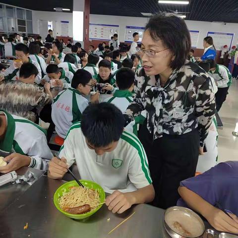 文茂中学思源餐厅的简篇