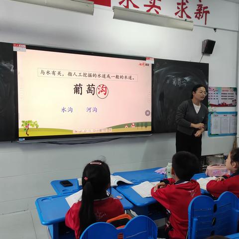 《葡萄沟》是一篇课文，作者是权宽浮。本文形象地介绍了葡萄沟的风土人情