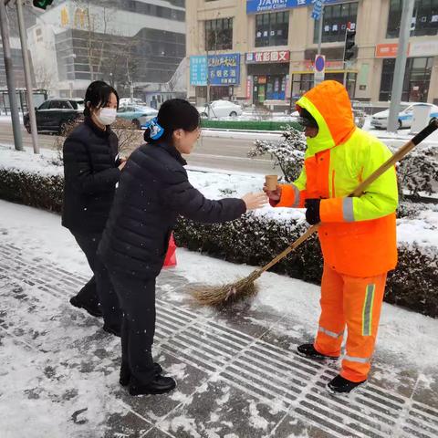 瑞雪纷飞天气寒，农行送水暖人心 中山支行营业部