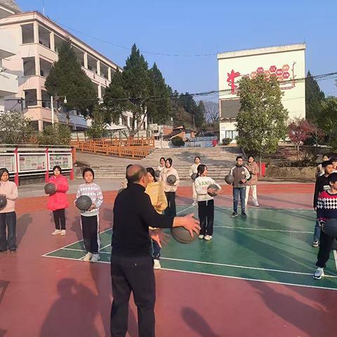 增强学生体质 学习运动技能——尖峰九年一贯制学校综合教研组听评课活动