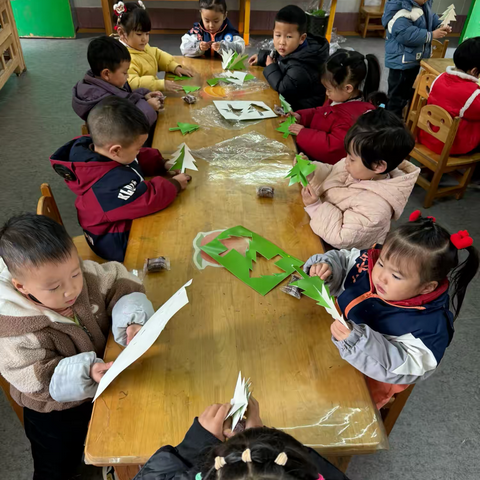 指尖生松，童趣盎然