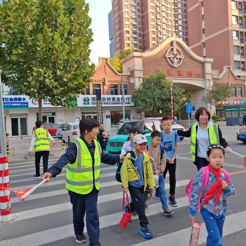 爱心家长护学岗  守护学生平安路——育才小学文谦校区一年级3班“家长护学岗”在行动