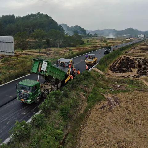 党建引领、实干争效/闽赣界省际通道宁化县石壁镇路段路面改造工程顺利完工