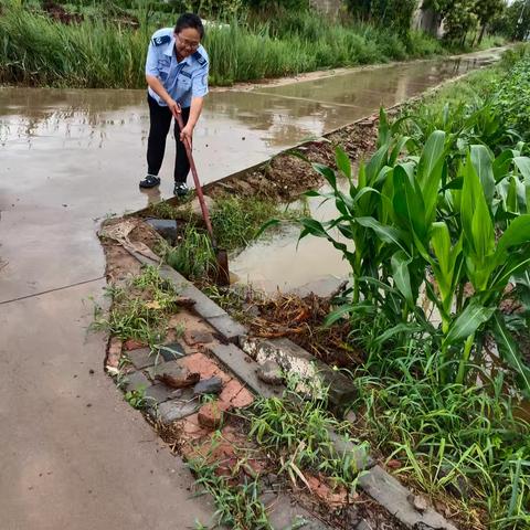 雨天在网格里进行巡查、清淤