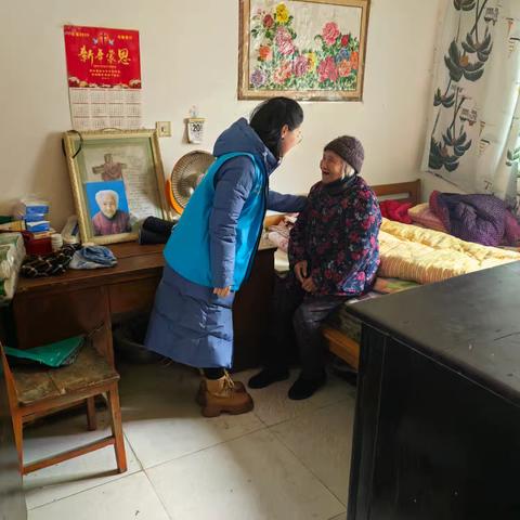 网格员慰问辖区高龄独居老人