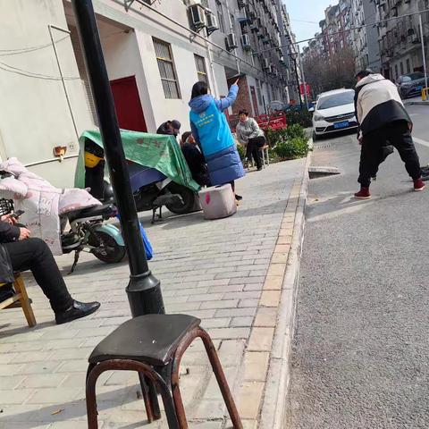 北钱村网格员走坊高龄老人