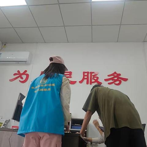 网格员用心服务助力青年便捷生活