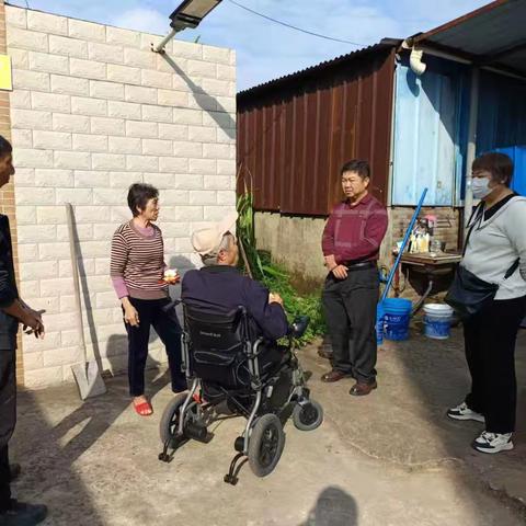 后坑村网格员走访辖区重病老党员