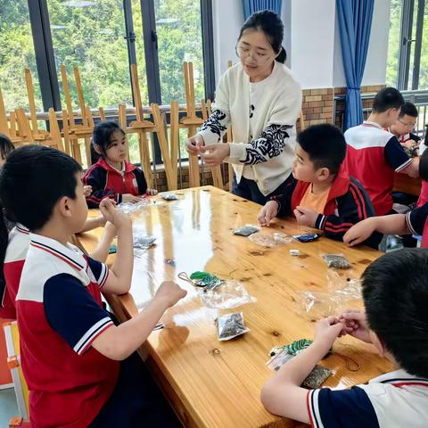 裕溪小学：开展“欢乐六一，浓情端午”双节联合活动