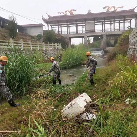 清理河道水体，建设水美乡村