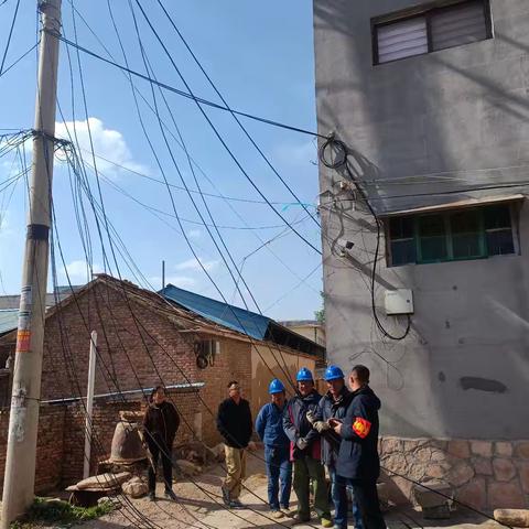 大风突袭，电力工人紧急抢修供电