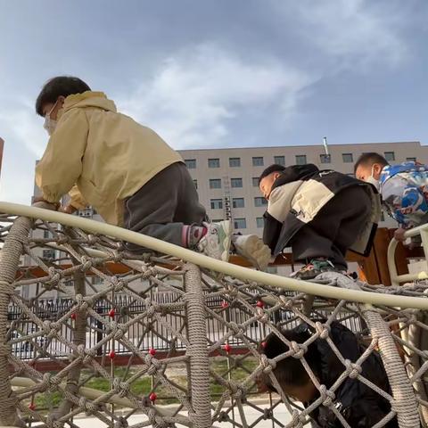 小一班创意玩滑滑梯